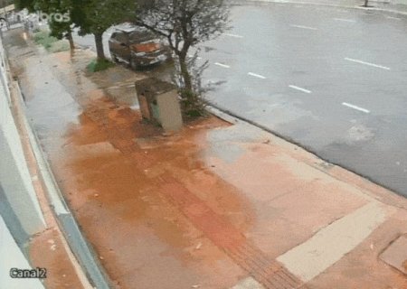 C&acirc;mera registra momento em que caminhonete atinge motociclista e &aacute;rvore