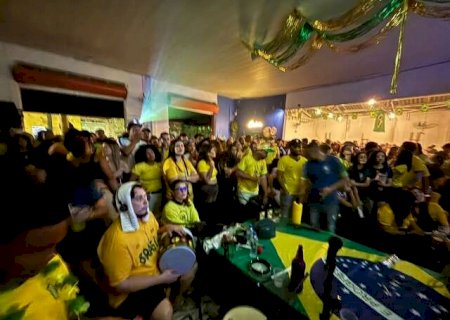 Centro teve Cidade da Copa vazia e torcida disputando espa&ccedil;o em bares