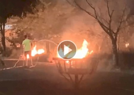 Fogo em terreno baldio avan&ccedil;a em dire&ccedil;&atilde;o a casas no Rita Vieira