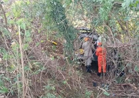 Motorista &eacute; socorrido inconsciente ap&oacute;s cair com carro em ribanceira