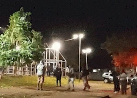 Na quadra isolada pela pol&iacute;cia, m&atilde;e grita pelo filho morto a tiros "para, para"