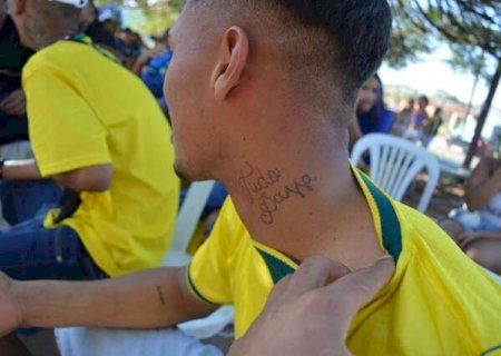 Com tatuagem de Neymar, torcedor tem esperan&ccedil;a que o camisa 10 entre e fa&ccedil;a gol