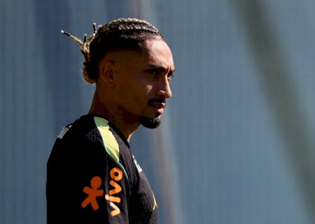 Raphinha fica fora de viagem com a Seleção e faz tratamento intensivo para voltar nas oitavas