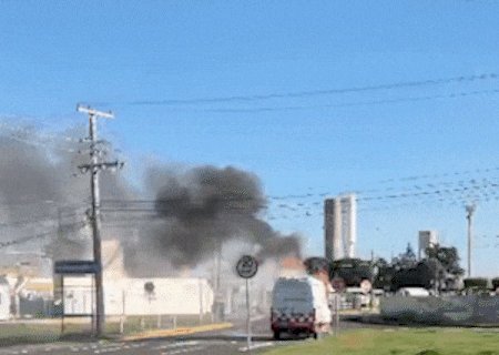 Ambul&acirc;ncia pega fogo na entrada do aeroporto de Campo Grande