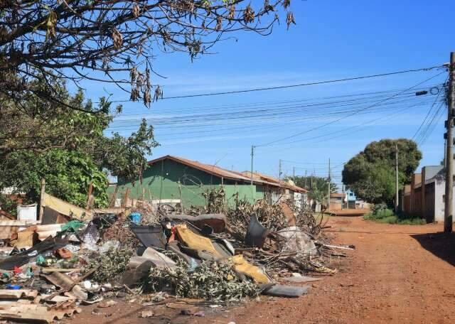 Praga urbana: sof&aacute;s e lixo transformam 60 &aacute;reas em pontos cr&ocirc;nicos de descarte