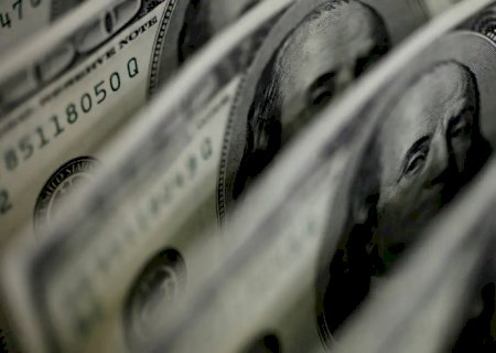Dólar sobe para R$ 5,11, e bolsa fica estável, apesar de tensão global