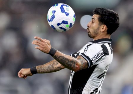 Santi Rodríguez reclama com comissão do Botafogo: "Vai me colocar faltando dez minutos?"