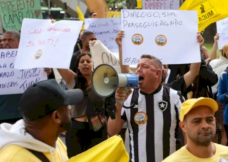 Camelôs protestam contra programa da prefeitura no Rio