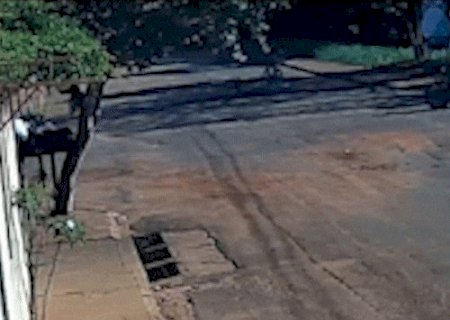 Homem vai parar embaixo de caminh&atilde;o ap&oacute;s colis&atilde;o no Jardim Leblon