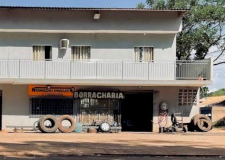 Comerciante tenta subornar policiais com R$ 5 mil ao ser pego com arma ilegal