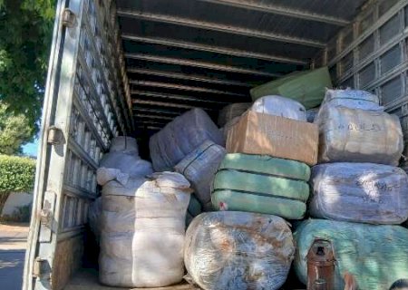 Caminh&atilde;o carregado com 142 fardos de muamba &eacute; apreendido no Alves Pereira