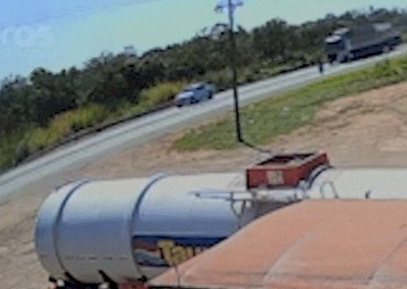 Carreta carregada de algod&atilde;o tomba na BR-163 pr&oacute;ximo ao Jardim Noroeste