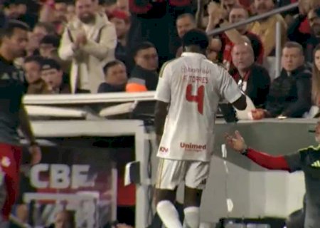Félix Torres erra em gol do Athletico, é substituído no Inter dois minutos depois e se irrita