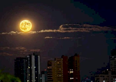 Lua cheia surge alaranjada no c&eacute;u de Campo Grande; veja imagens