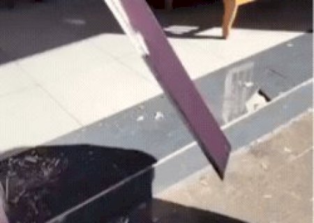 At&eacute; estrutura da porta vira alvo de furto em loja na Rua 14 de Julho