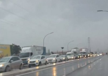 Viaduto alagado &ldquo;travou&rdquo; sa&iacute;da para Tr&ecirc;s Lagoas em manh&atilde; de caos