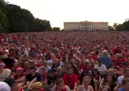 Jogadores da Noruega são recebidos por multidão e fazem "remada coletiva"; veja o vídeo