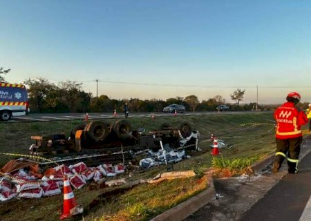 Motorista de 72 anos morre ap&oacute;s caminh&atilde;o com sal mineral tombar na rodovia