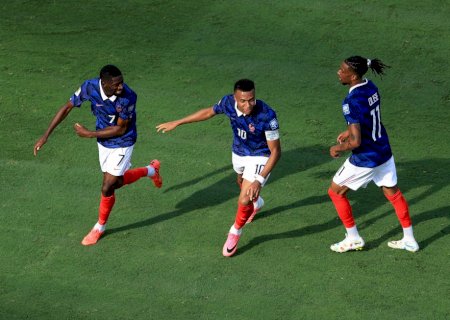 Trio de ataque da França iguala recorde de Ronaldo, Rivaldo e Ronaldinho no penta em 2002