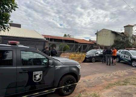 Empres&aacute;rio &eacute; executado no quintal de casa por dupla em motocicleta