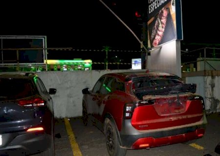Motorista erra pedal, cruza avenida e s&oacute; para ap&oacute;s cair em estacionamento