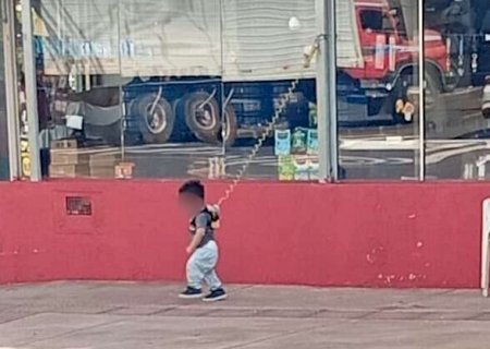 Fam&iacute;lia usa "coleira infantil" para manter beb&ecirc; na cal&ccedil;ada e conselho &eacute; acionado