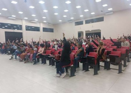 Professores aprovam reajuste de 5,4% parcelado at&eacute; janeiro de 2027