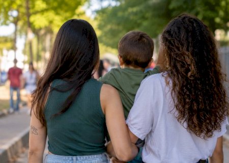 Casal l&eacute;sbico recorre &agrave; justi&ccedil;a ap&oacute;s ter dupla maternidade negada