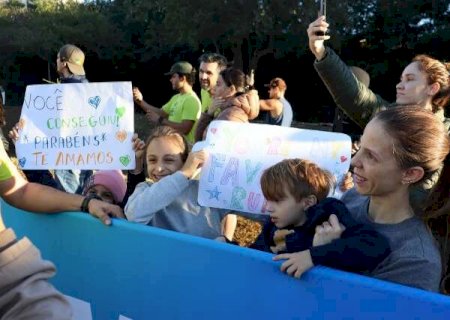 Cartaz das filhas vale quase uma medalha para quem encarou os primeiros 21 km