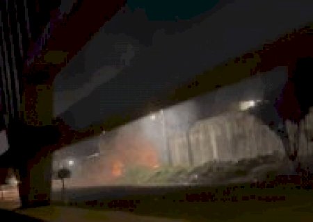 Em meio &agrave; estiagem, inc&ecirc;ndio atinge terreno baldio no Alves Pereira