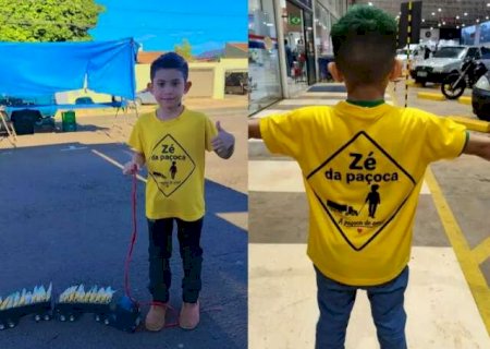 Aos 6 anos, Z&eacute; da Pa&ccedil;oca brinca de vendedor e faz sucesso na feira