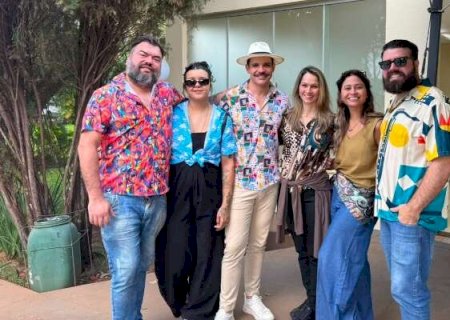 Amigos vestiram blusas coloridas para despedida do Bom Sujeito