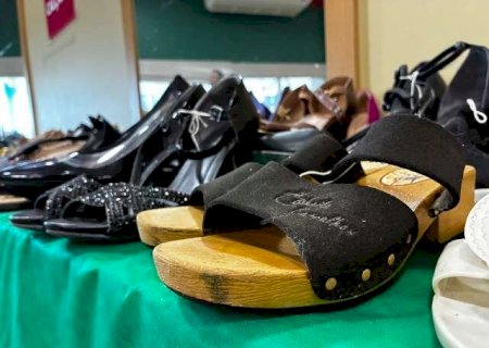 Sapatos de marca e tamanco de Scheila Carvalho viram achados em Bazar de Cinc&atilde;o