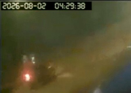 Dupla em motocicleta &eacute; flagrada atirando contra port&atilde;o de casa em Parana&iacute;ba