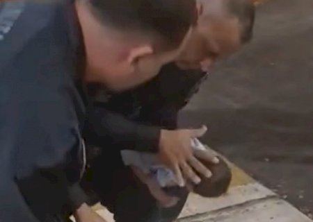 Fam&iacute;lia corre at&eacute; o quartel e policiais socorrem beb&ecirc; engasgado em Campo Grande