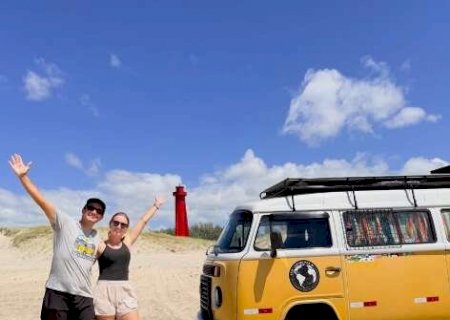Casal abandonou escrit&oacute;rio para ser feliz na estrada e morar em Kombi