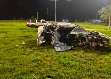 A caminho do trabalho, motorista morre ao atingir carro contra &aacute;rvore