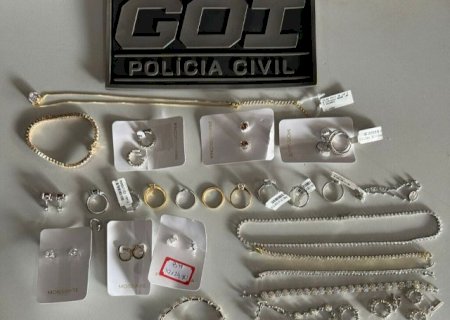 Defesa contesta valor das semijoias atribu&iacute;das &agrave; servidora presa por furto