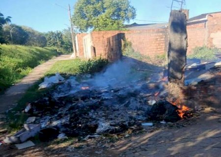 Fogo em terreno causa mal-estar em moradores que deixam casas temporariamente