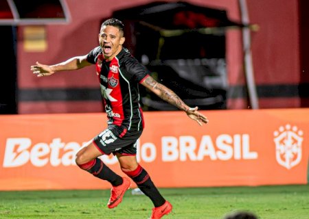 Vit&oacute;ria goleia Athletico-PR por 4 a 0 e avan&ccedil;a &agrave;s quartas da Copa do Brasil