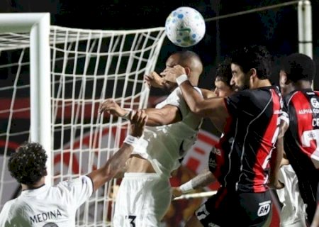 Vit&oacute;ria supera Botafogo sob chuva e sobe para 12&ordm; lugar no Brasileir&atilde;o