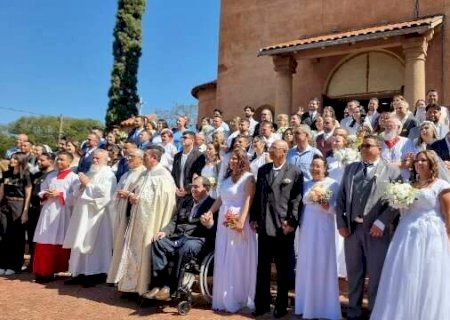Casamento comunit&aacute;rio re&uacute;ne 43 casais em festa no santu&aacute;rio da Capital