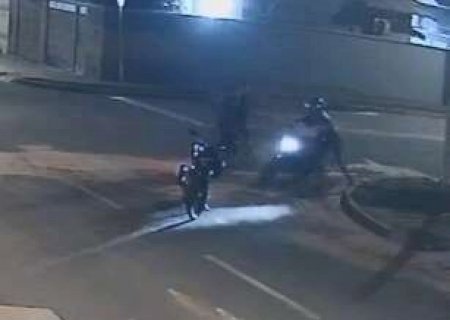 Jovem tem moto furtada por dupla que o cercou em rua das Moreninhas