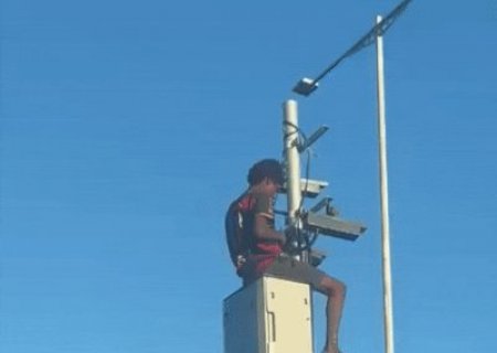 Homem &eacute; flagrado furtando cabos de radar na Avenida F&aacute;bio Zahran