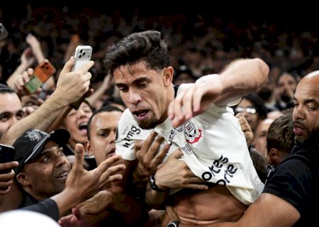 Gabriel Paulista comemora classificação do Corinthians no meio da torcida; veja fotos