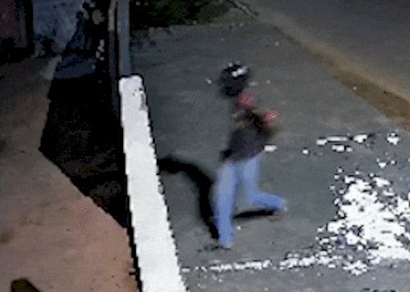 C&acirc;meras flagram homem armado invadindo bar e amea&ccedil;ando clientes