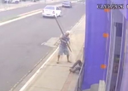C&acirc;mera de seguran&ccedil;a registra tentativa de homic&iacute;dio em frente a supermercado