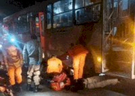 Homem &eacute; atropelado por &ocirc;nibus e fica preso sob coletivo na Vila Nhanh&aacute;