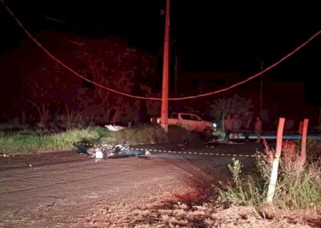 Condutor perde o controle da moto e morre ap&oacute;s atingir poste