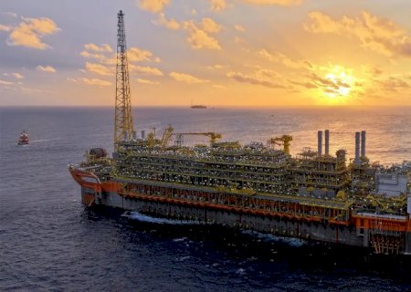 Navio-plataforma da Petrobras atinge produção máxima no pré-sal